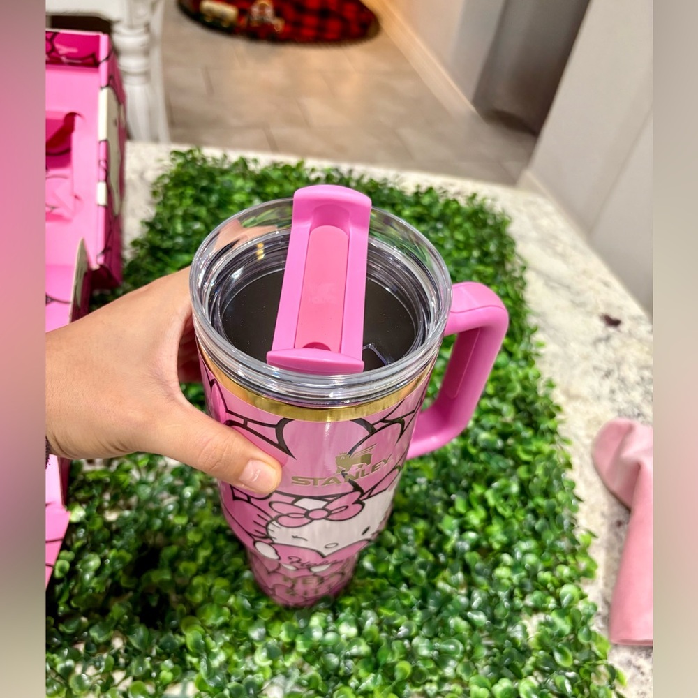 Customized Hello Kitty Pink glossy Stanley - Picture 4 of 7